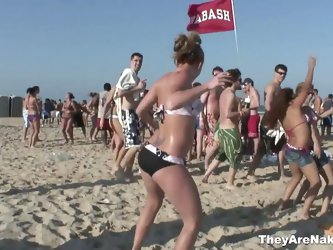Hd Sexy Girls In Bikini Going Wild On The Beach